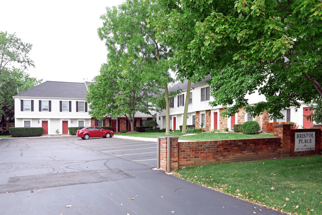 Bristol Place in Royal Oak, MI - Building Photo