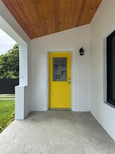 557 NW 44th St in Miami, FL - Foto de edificio - Building Photo