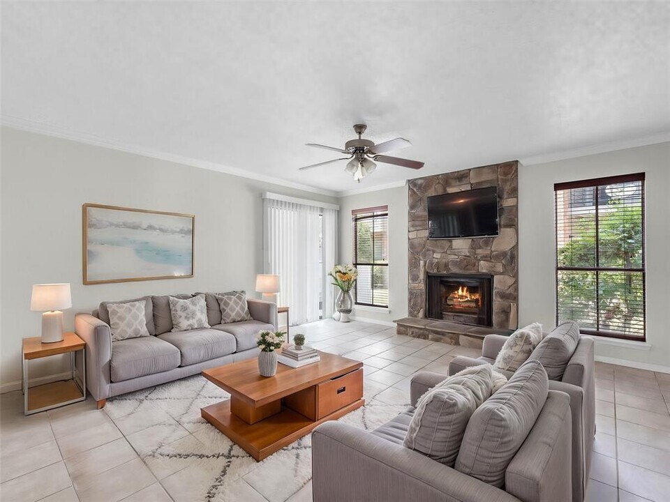 17401 Red Oak Dr in Houston, TX - Building Photo