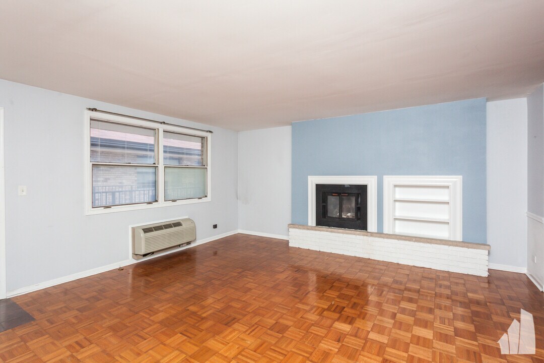 163 W Division St in Chicago, IL - Building Photo