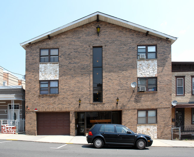 304-306 71st St in Guttenberg, NJ - Foto de edificio - Building Photo