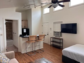 247 Broadway St in Laguna Beach, CA - Building Photo - Building Photo