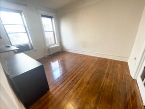 4215 Broadway, Unit 3 in Astoria, NY - Foto de edificio - Building Photo