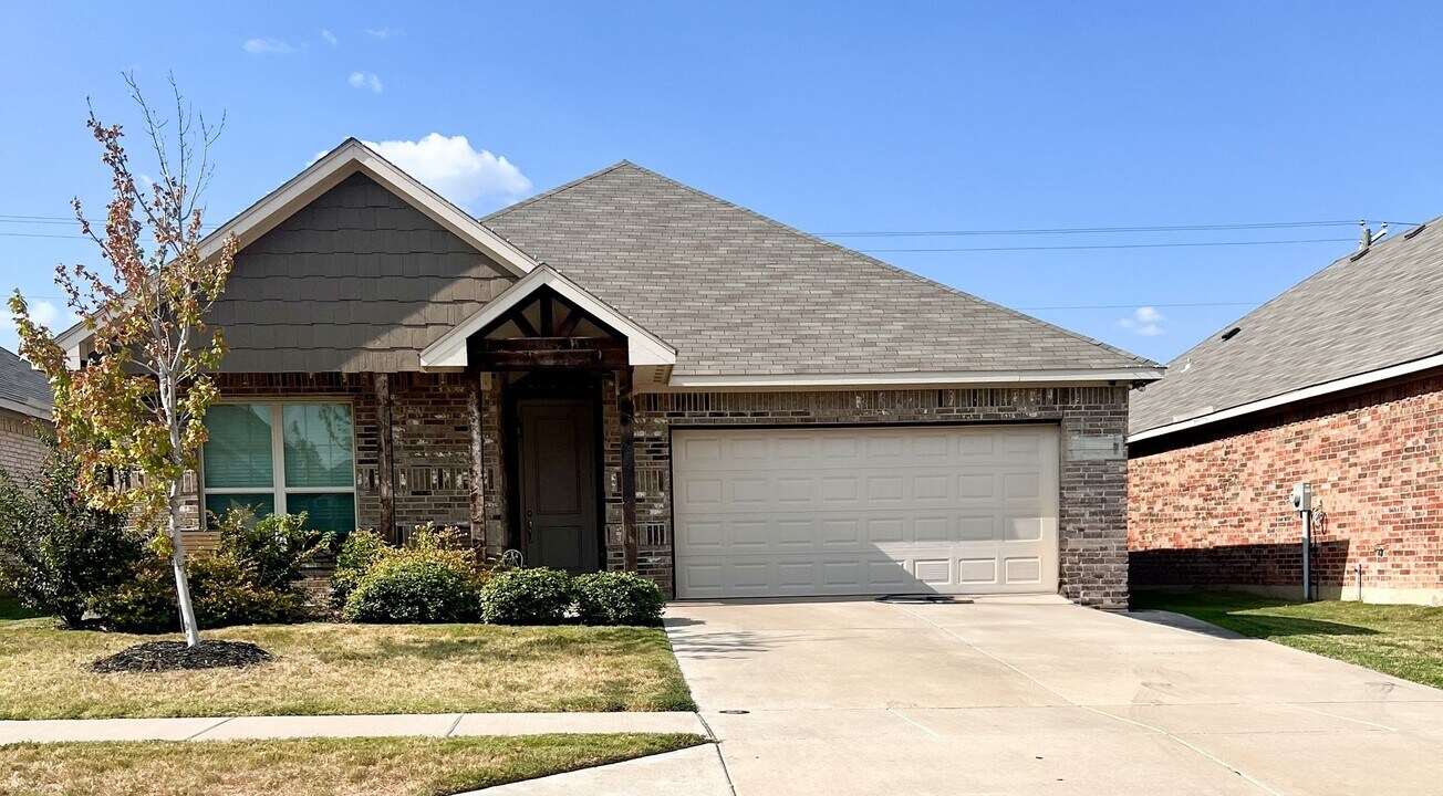 5604 McLanahan Ln in Crowley, TX - Building Photo