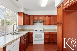 559 W Avenida De Las Flores in Thousand Oaks, CA - Building Photo - Building Photo