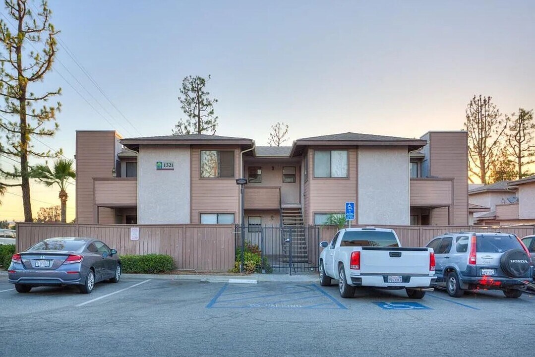 1321 Massachusetts Ave in Riverside, CA - Building Photo