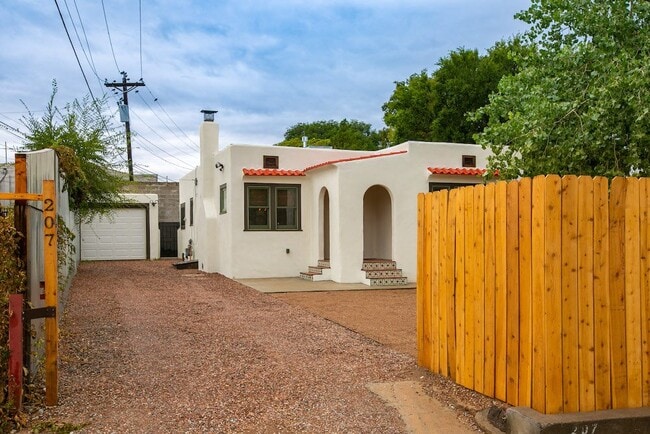 207 Richmond Dr NE in Albuquerque, NM - Foto de edificio - Building Photo