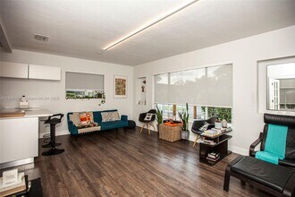 1050 NW 46th St in Miami, FL - Building Photo - Building Photo