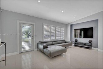 8015 SW 136th St in Miami, FL - Building Photo - Building Photo