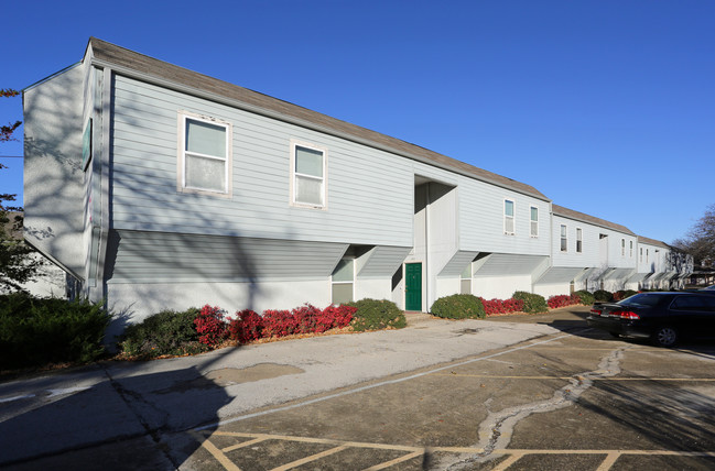 Wolf Ridge Apartments in Denton, TX - Foto de edificio - Building Photo