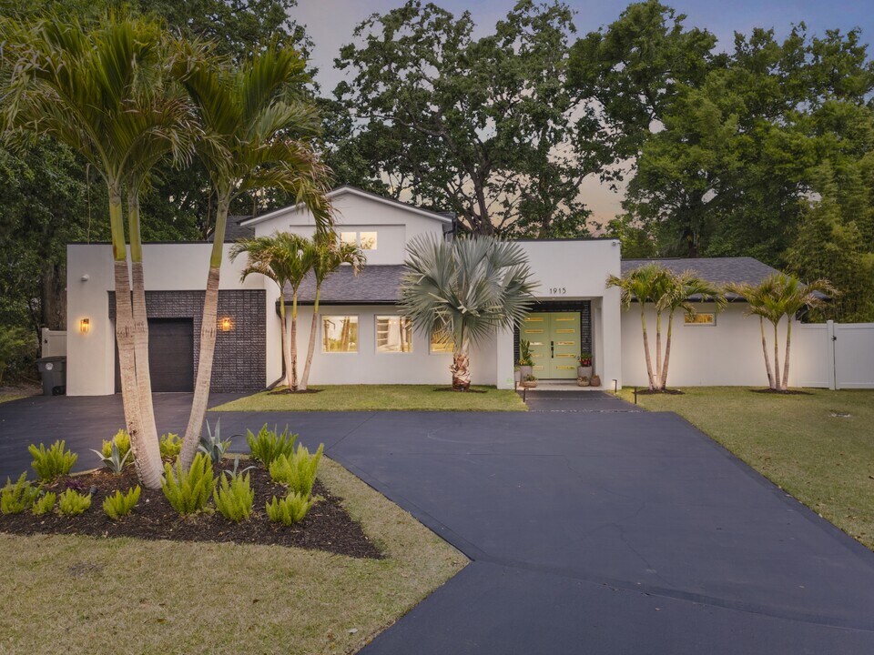1915 Kimbrace Pl in Winter Park, FL - Building Photo