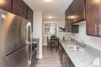 530 W Surf St in Chicago, IL - Building Photo - Building Photo