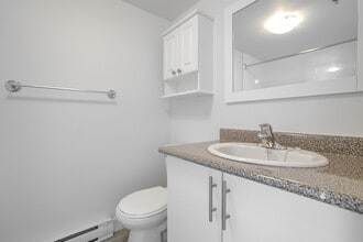 5740 Boul Cavendish in Côte-St-Luc, QC - Building Photo - Building Photo