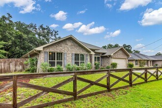 3092 Grady Tolbert Rd in Navarre, FL - Foto de edificio - Building Photo