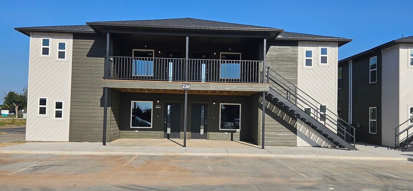 2361 N Thompkins Ave, Unit 401 in Bethany, OK - Foto de edificio