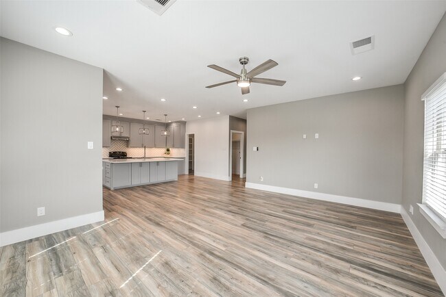 1025 Arizona Dr in Cleveland, TX - Building Photo - Building Photo