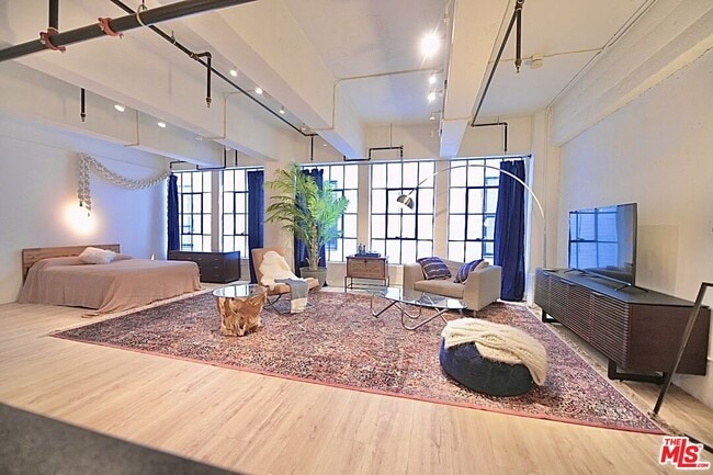 746 S Los Angeles St in Los Angeles, CA - Foto de edificio - Building Photo