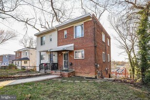 513 Hilltop Terrace SE in Washington, DC - Building Photo