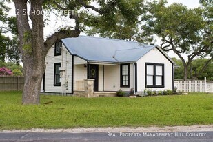 102 N School St in Boerne, TX - Building Photo