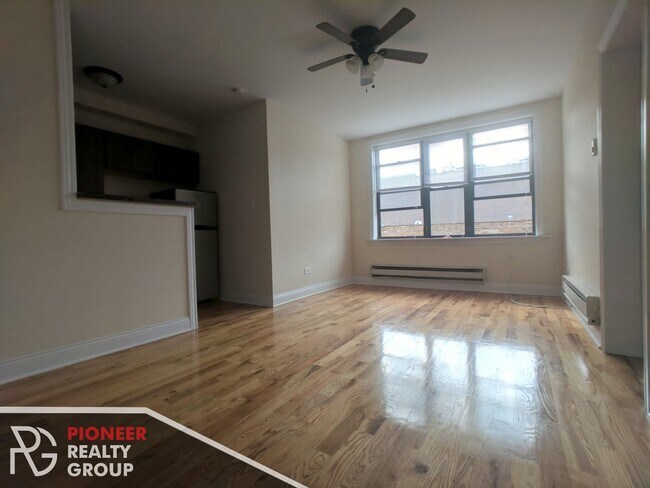 814 W Diversey Pky, Unit 4 in Chicago, IL - Foto de edificio - Building Photo