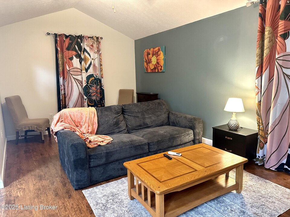 3729 Ethel Ave-Unit -B in Louisville, KY - Foto de edificio