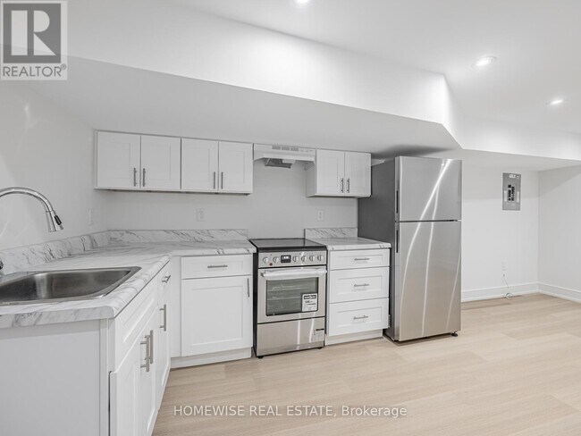 21 Raeburn Ave in Toronto, ON - Building Photo - Building Photo