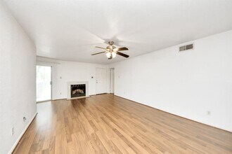 10757 Braes Bend Dr in Houston, TX - Building Photo - Building Photo
