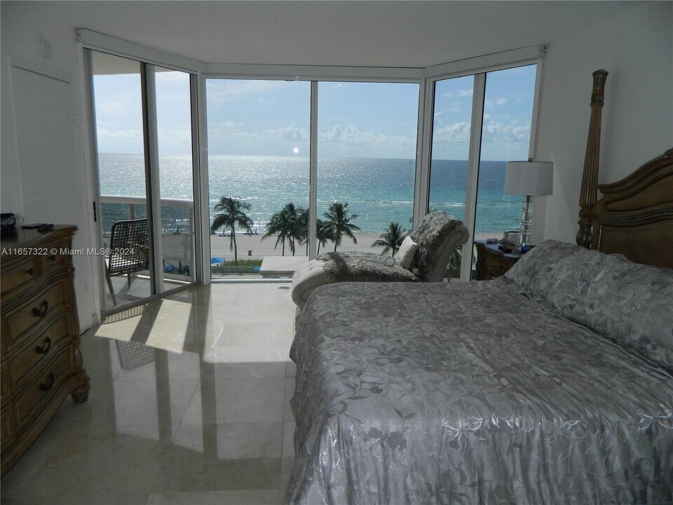 17555 Collins Ave, Unit 703 in Sunny Isles Beach, FL - Building Photo