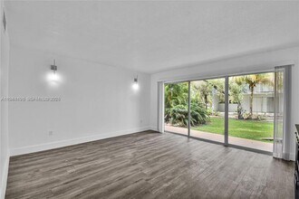 9371 Fontainebleau Blvd, Unit I101 in Miami, FL - Foto de edificio - Building Photo