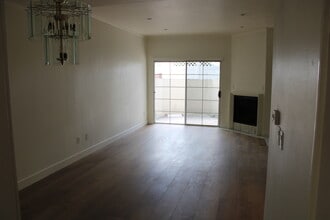 5145 Yarmouth Ave in Encino, CA - Building Photo - Building Photo
