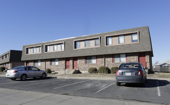 Sunset Townhomes in Newton, KS - Building Photo - Building Photo