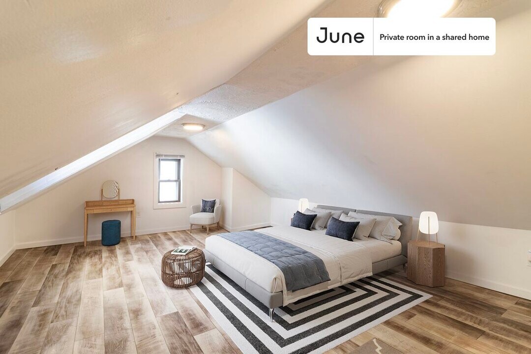 Private bedroom in 5 bed/2 bath Home in Boston, MA - Building Photo