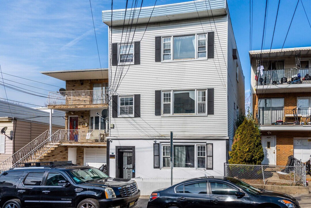 6119 Jefferson St in West New York, NJ - Building Photo