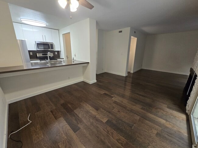 141 S Clark Dr in Los Angeles, CA - Foto de edificio - Building Photo