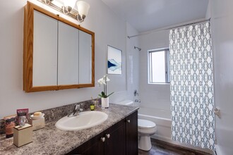 485 Parkside Dr in Waterloo, ON - Building Photo - Building Photo