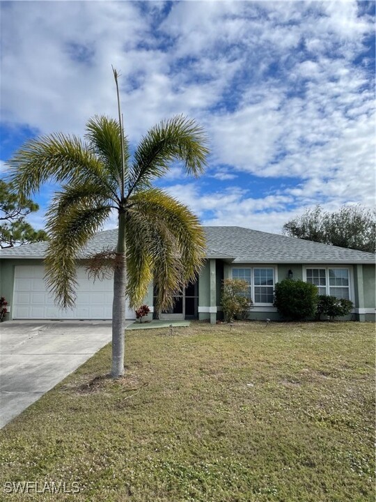 3307 SW 12th Ave in Cape Coral, FL - Foto de edificio