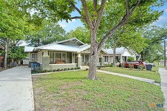 576 W Coll St in New Braunfels, TX - Building Photo - Building Photo