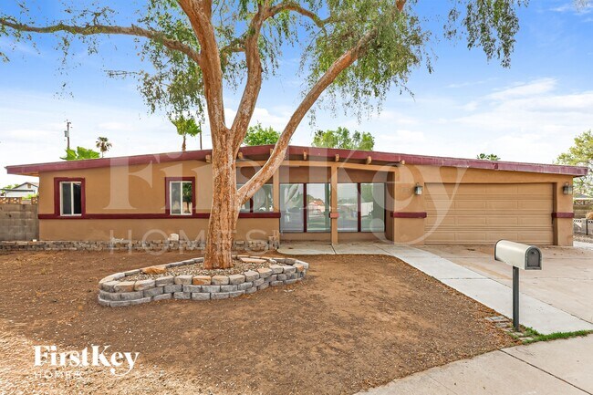2028 W Schell Dr