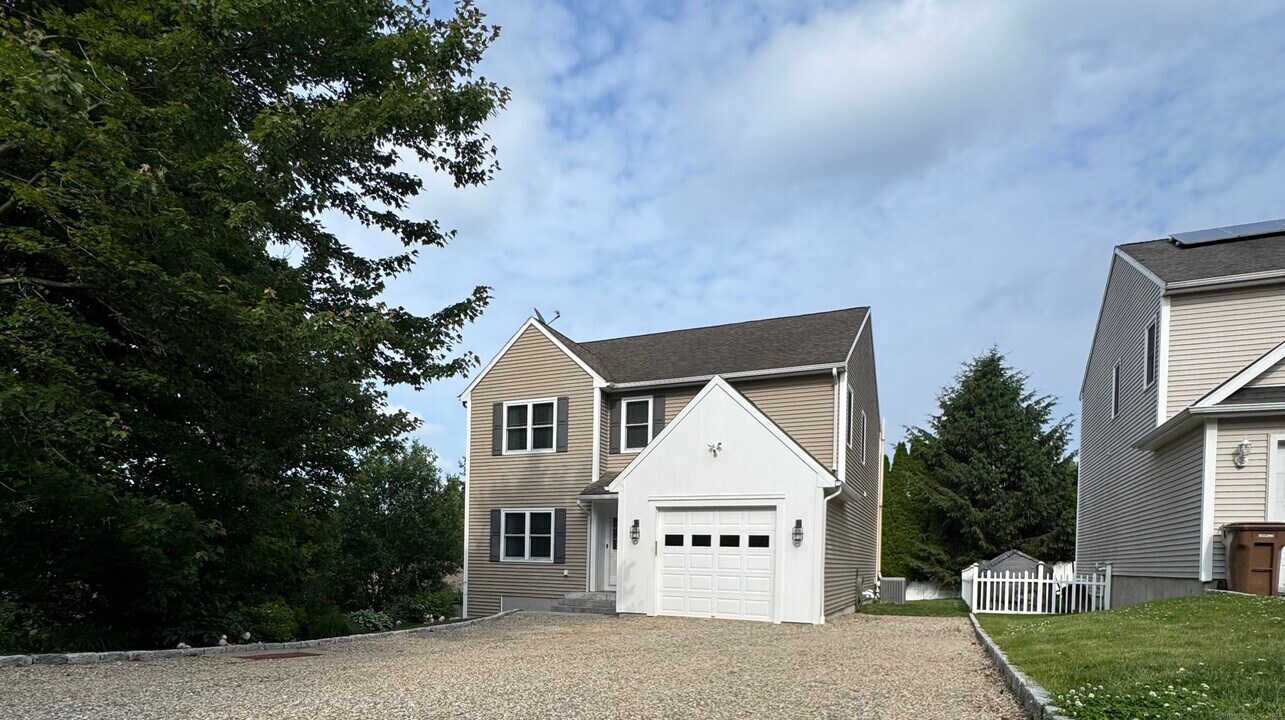 11 Regan Cir in Shelton, CT - Building Photo