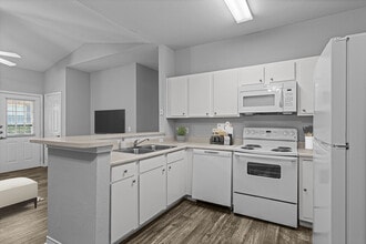 Creekside Village in Edmond, OK - Building Photo - Building Photo