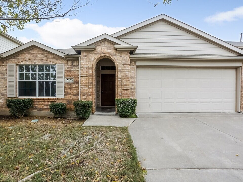 2525 Tar Heel Dr in Fort Worth, TX - Building Photo