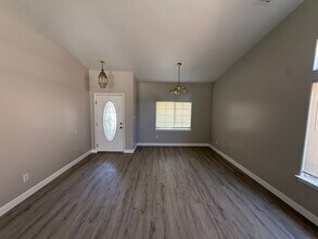 Spacious 4-Bedroom Home in Southwest Bakersfield in Bakersfield, CA - Building Photo - Building Photo