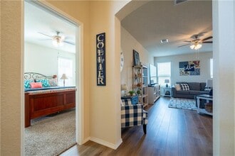 211 Reagor Dr in Taylor, TX - Building Photo - Building Photo