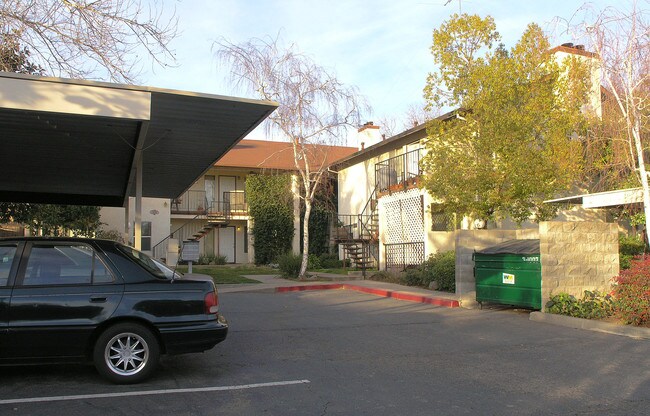 Bal Tierra Apartments in Fair Oaks, CA - Foto de edificio - Building Photo