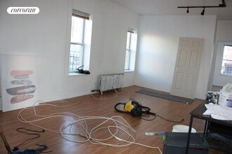 30-16 38th Ave in Queens, NY - Foto de edificio - Building Photo