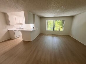 4424 Woodman Ave, Unit 305 in Los Angeles, CA - Building Photo - Building Photo