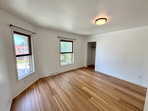 2343 N Oakland Ave in Milwaukee, WI - Building Photo - Building Photo