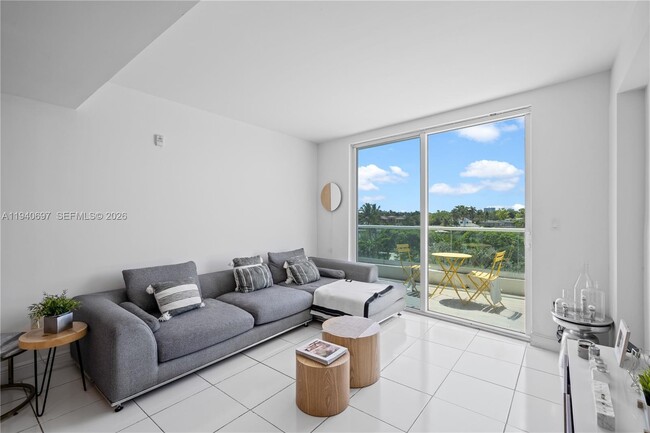 6362 Collins Ave in Miami Beach, FL - Foto de edificio - Building Photo