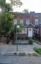 30-21 37th St in Queens, NY - Building Photo