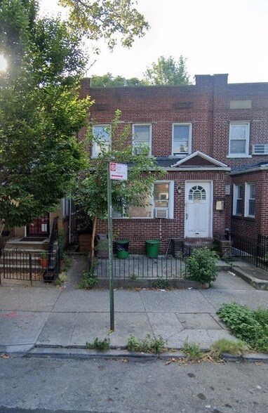 30-21 37th St in Queens, NY - Building Photo